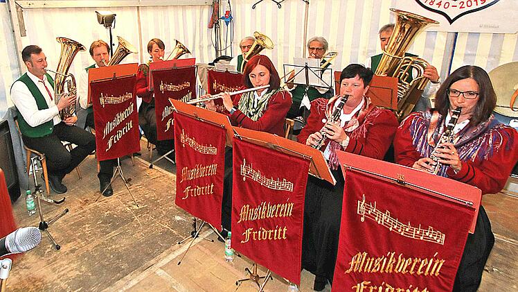 Der Musikverein Fridritt feierte sein 50-jähriges  Bestehen. Dabei wurden langjährige Mitglieder geehrt. Foto:  Dieter Britz