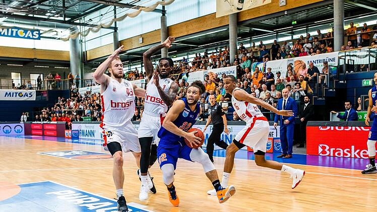 Der kanadische Nationalspieler im Trikot des MBC, Kaza Kajami-Keane (rechts), zieht an den Bambergern Paris Lee und Christian Sengfelder (links) vorbei; im Hintergrund Louis Olinde Foto: Andreas Bez