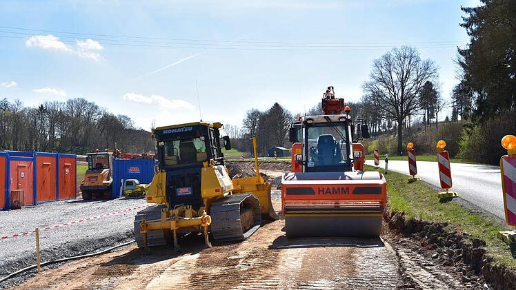 Schweres Bauger&auml;t bei Kirchleus - die Autofahrer m&uuml;ssen sich noch bis voraussichtlich Ende Juni mit Einschr&auml;nkungen abfinden.  Foto: Uschi Prawitz