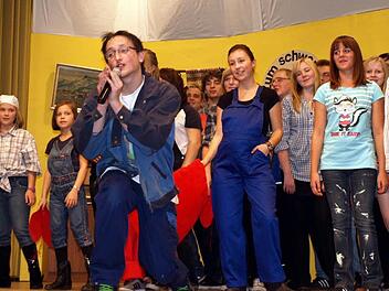 Mit Hingabe sang Michael Weiß den Hit "Vollwärmeschutz der Liebe", begleitet vom Minichor. Es folgen weitere Impressionen von den Darbietungen beim bunten Abend Fotos: Susanne Deuerling