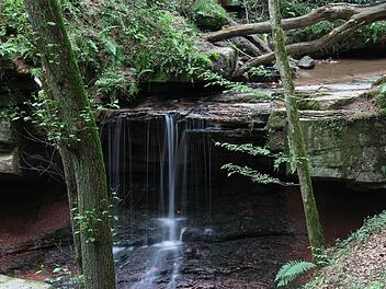 Wasser plätschert die Steinstufe hinab. Fotos: Gerd Schaar