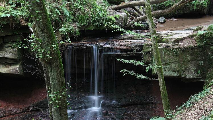 Wasser plätschert die Steinstufe hinab. Fotos: Gerd Schaar