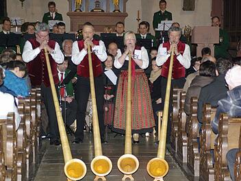 Die Rhöner Alphornbläser (v. l.) Eddi Arnold, Christian Stecker, Ingrid Schubert und Wolfgang Fella sorgten für alpenländische Klänge beim Weihnachtskonzert der Stadtkapelle.  Foto: Winfried Ehling