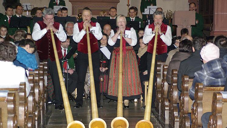 Die Rhöner Alphornbläser (v. l.) Eddi Arnold, Christian Stecker, Ingrid Schubert und Wolfgang Fella sorgten für alpenländische Klänge beim Weihnachtskonzert der Stadtkapelle.  Foto: Winfried Ehling