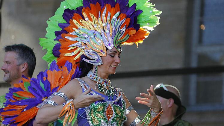 Farbenpr&auml;chtig und stimmungsvoll: Impressionen vom Coburger Samba-Festival.Foto: Matthias Hoch
