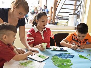 Bei den Kindern gibt es keine Berührungsängste, munter malen das Mädchen und die Jungen aus Aserbaidschan drauf los beim Nachbarschaftsfest für Flüchtlinge, von links: Ramil, Anica Moye (Domino), Mansura, Kahraman und Katarina Wollgast (Domino)