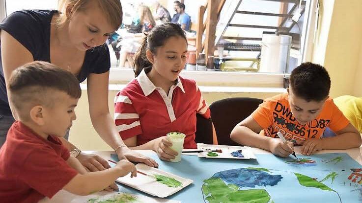 Bei den Kindern gibt es keine Berührungsängste, munter malen das Mädchen und die Jungen aus Aserbaidschan drauf los beim Nachbarschaftsfest für Flüchtlinge, von links: Ramil, Anica Moye (Domino), Mansura, Kahraman und Katarina Wollgast (Domino)