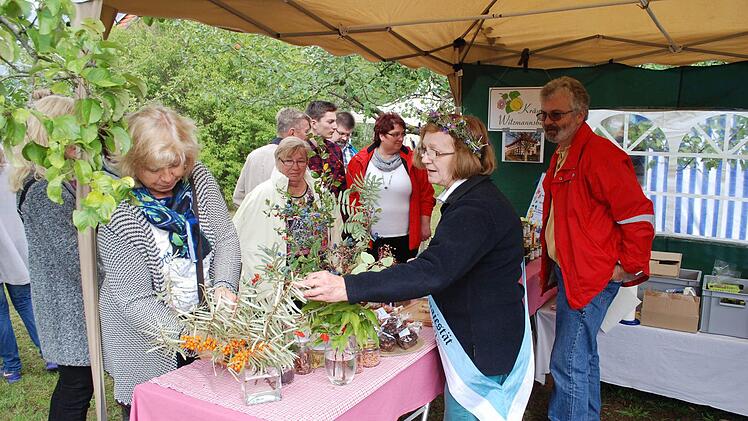 Voll in Aktion war Ehren-Olitäten-Majestät Edith Wagner an ihrem Stand mit etwas fremdartig anmutenden Pflanzen.