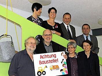 Freuen sich über die abgeschlossene Sanierung (vorne) : die Architekten Jürgen Grimme und Michael Schmidt, Lora Bauer von der Gesamtkirchenverwaltung und Innenarchitektin Sabine Bettistella sowie (dahinter) die Leiterinnen Bettina Wirth und Susanne Noë, Pfarrer Stefan Lipfert und Bürgermeister Bernd Steinhäuser. Foto: Katharina Müller-Sanke