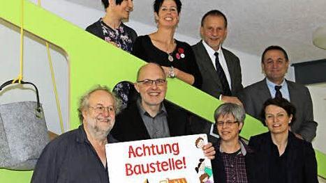 Freuen sich über die abgeschlossene Sanierung (vorne) : die Architekten Jürgen Grimme und Michael Schmidt, Lora Bauer von der Gesamtkirchenverwaltung und Innenarchitektin Sabine Bettistella sowie (dahinter) die Leiterinnen Bettina Wirth und Susanne Noë, Pfarrer Stefan Lipfert und Bürgermeister Bernd Steinhäuser. Foto: Katharina Müller-Sanke