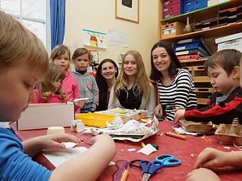 Dora Szabo-Földes, Ilze Hermane und Elene Magradze inmitten der Kindergartenkinder von St. Josef. Foto: Arkadius Guzy