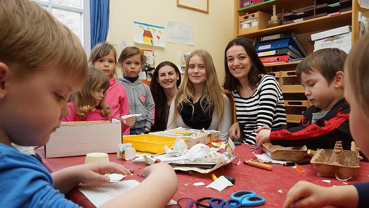 Dora Szabo-Földes, Ilze Hermane und Elene Magradze inmitten der Kindergartenkinder von St. Josef. Foto: Arkadius Guzy