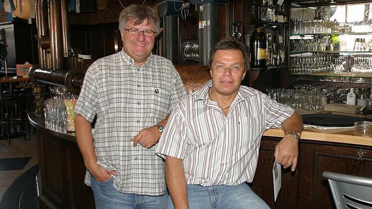 Wer wird Nachfolger von Otto Krug und Günther Geuther in der Alten Feuerwache? Das Insolvenzverfahren ist abgewickelt, jedoch kann die Kulmbacher Brauerei noch keinerlei Aussagen über die Zukunft der Gaststätte am Zentralparkplatz machen. Fotos: BR-Archiv