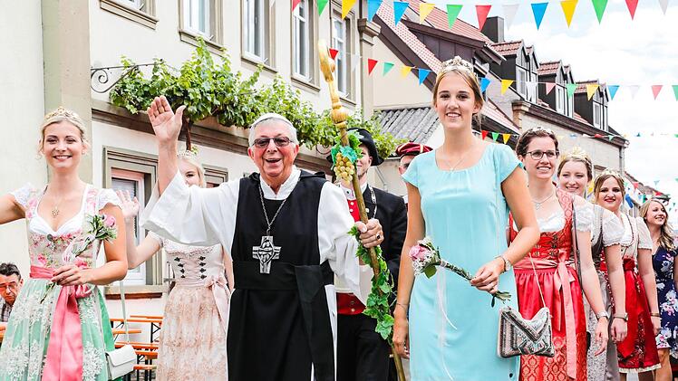 Ach, das gefällt Richard Schlegelmilch als Abt Degen: links Weinprinzessin Elisabeth Goger, rechts die Fränkische Weinkönigin Silena Werner im schlichten Etuikleid.