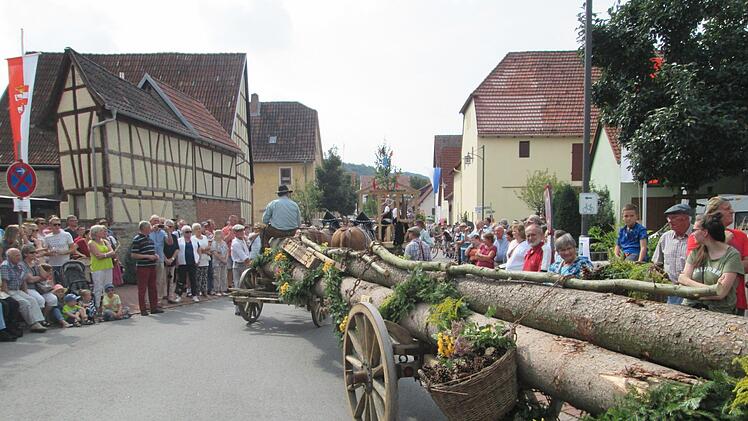Langholzfahrer kehren von der Arbeit heim. Foto: Winfried Ehling