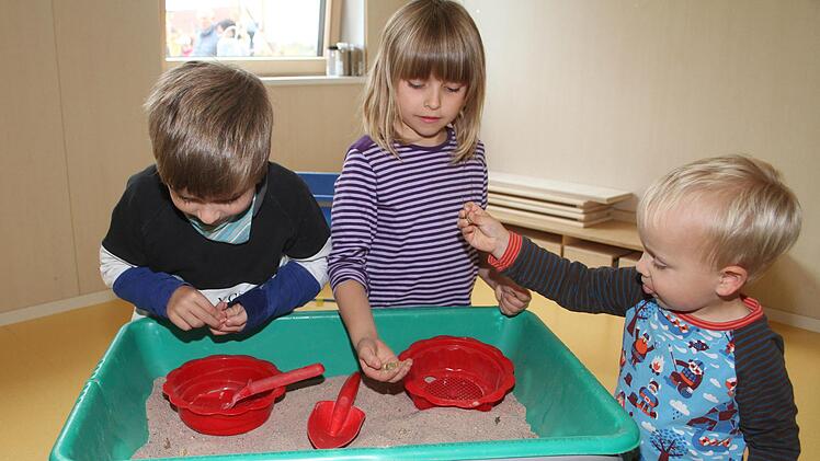 Jakob Pöhlmann (5), Ida (6) und Leo Häublein suchten nach Goldnuggets. Foto: Sonny Adam