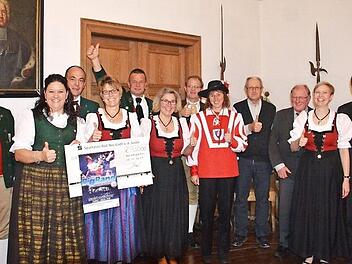 Daumen hoch für ein hervorragendes Konzert der Bigband der Bundeswehr und den Erlös von 15.000 Euro hieß es am Montagabend im historischen Rathaussaal von Bad Königshofen. Hier übergab Bürgermeister Thomas Helbling symbolisch einen überdimensionalen Scheck an die Musikvereine. Je 2.800 Euro gehen an sie für die Musikerausbildung. 1.000 Euro bekommt der Förderverein Sostenuto der Berufsfachschule für Musik.  Foto: Friedrich