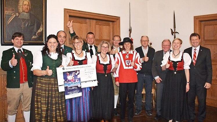 Daumen hoch für ein hervorragendes Konzert der Bigband der Bundeswehr und den Erlös von 15.000 Euro hieß es am Montagabend im historischen Rathaussaal von Bad Königshofen. Hier übergab Bürgermeister Thomas Helbling symbolisch einen überdimensionalen Scheck an die Musikvereine. Je 2.800 Euro gehen an sie für die Musikerausbildung. 1.000 Euro bekommt der Förderverein Sostenuto der Berufsfachschule für Musik.  Foto: Friedrich