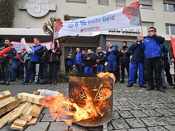 Waasner-Beschäftigte streiken vor dem Gebäude in der Bamberger Straße in Forchheim. Fotos: Ronald Rinklef