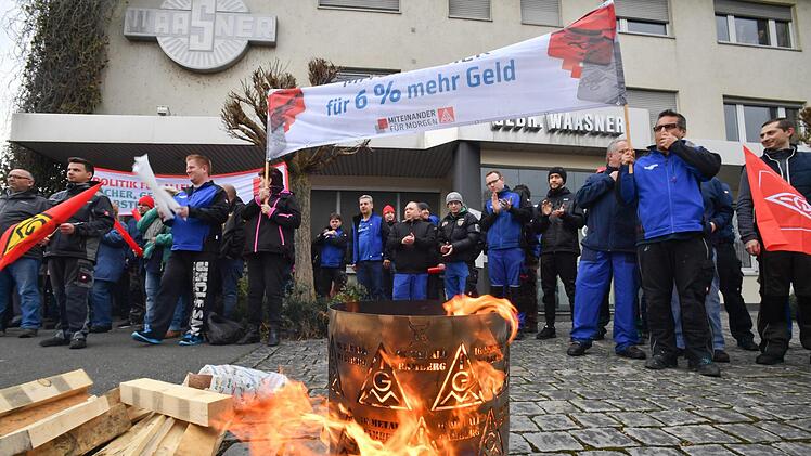 Waasner-Beschäftigte streiken vor dem Gebäude in der Bamberger Straße in Forchheim. Fotos: Ronald Rinklef