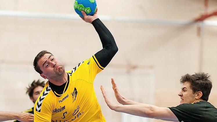 Geh&ouml;rt trotz seiner 35 Jahre nicht zum alten Eisen: Andrei Stirbati (links) erzielte in Cham vier Treffer. Das reichte allerdings nicht, um die 23:27-Niederlage der Kunstadter zu verhindern.  Foto: Matthias Schneider