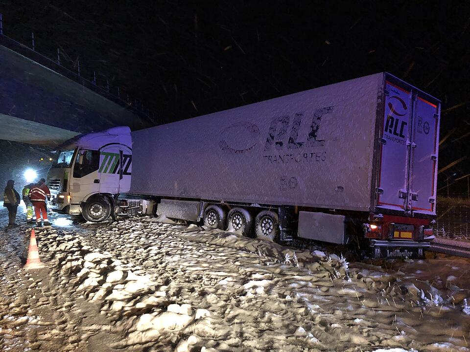 Schnee sorgt für Verkehrschaos in Franken
