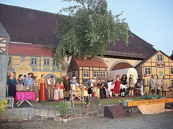 Vor der Zehntscheune, die im Hintergrund zu erkennen ist, finden die  beliebten Theateraufführungen des Heimatvereins Maßbach statt. Ein  Arbeitskreis mit drei Vereinen will nun, dass das Gebäude zur  "Kulturscheune Lauertal" wird. Foto: Dieter Britz