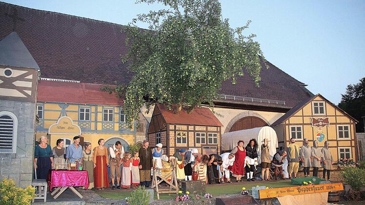 Vor der Zehntscheune, die im Hintergrund zu erkennen ist, finden die  beliebten Theateraufführungen des Heimatvereins Maßbach statt. Ein  Arbeitskreis mit drei Vereinen will nun, dass das Gebäude zur  "Kulturscheune Lauertal" wird. Foto: Dieter Britz