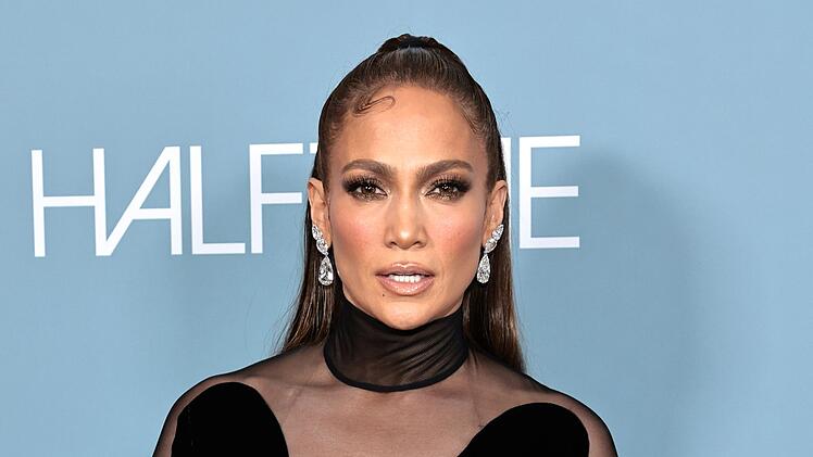 Sie flog von zu Hause raus: Die Mutter von Jennifer Lopez hielt nichts vom Plan ihrer Tochter, Tänzerin zu werden. Daraufhin schlief sie zeitweise in ihrem Tanzstudio in New York, da sie sich keine eigene Wohnung leisten konnte.