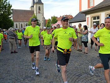 Los geht's: Die Läufergruppe startete in Haßfurt. Landrat Wilhelm Schneider (Zweiter von rechts) war auf den ersten Kilometern dabei. Rechts ist Oliver Fesser, der Hauptorganisator der 1267 Kilometer langen Tour. Radfahrer und Wohnmobile folgten den Läufern.   Fotos: Ronald Rinklef