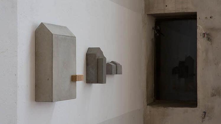 Aus Beton gießt Franz Ulrich Janetzko seine ironischen Architektur-Modelle