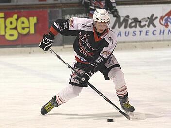 Zwar gelangen Haßfurts Ilja Kinereisch in der Abstiegsrunde noch keine eigenen Treffer. Der 24-Jährige steuerte jedoch bereits fünf Assists bei - soviel wie kein anderer. Auch am Sonntagabend beim EHC Bayreuth 1b sollen weitere Punkte hinzukommen, egal ob Tore oder Beihilfen. Foto: Ralf Naumann