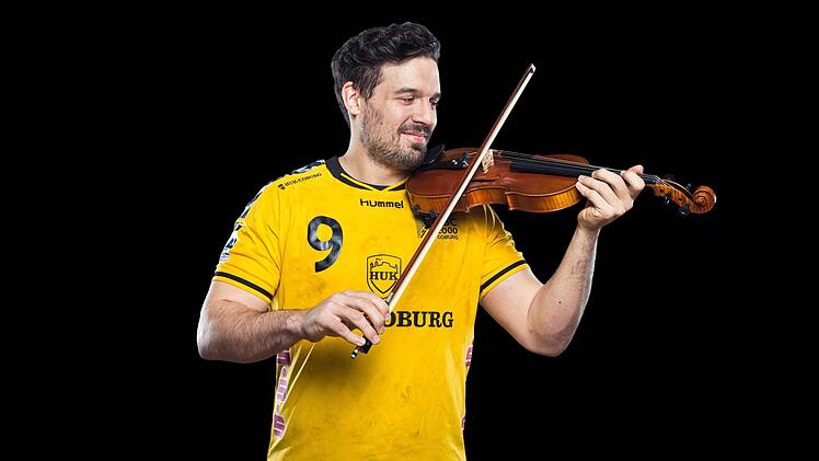 Kreisläufer Dominic Kelm an der GeigeFoto: Sebastian Buff