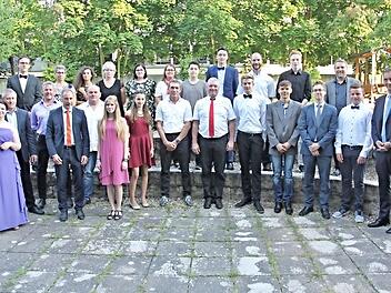 Die ausgezeichneten Schüler mit Konrektor Toni Binder (rechts) und Rektor Philipp Arnold (hinten rechts) sowie den Sponsoren  Foto: Helmut Will
