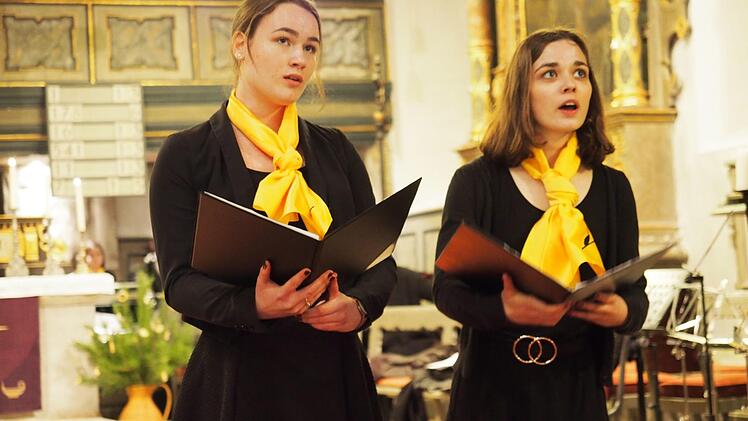 Lea Hartlaub und Tabea Grosser erteilten den "Abendsegen" von Humperdinck.Foto: Nicole Julien-Mann