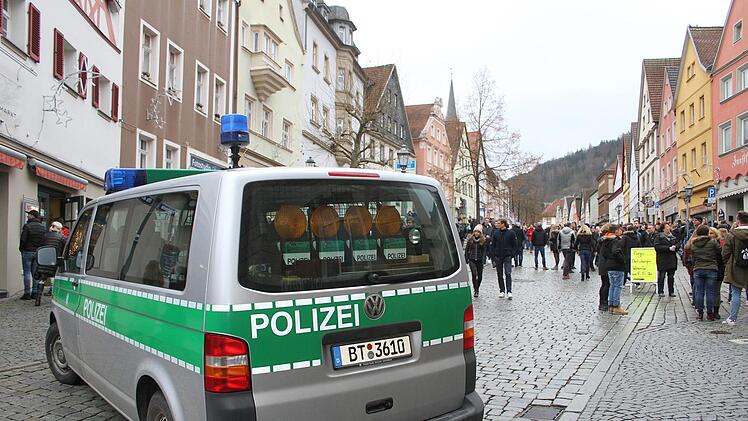 Die Obere Stadt ist von Polizeiautos eingeparkt. Eine Maßnahme, um Terroranschläge zu verhindern.Sonny Adam