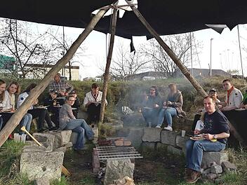 Stilvoll rund ums Feuer wurde gespeist. Foto: Michaela Philipp