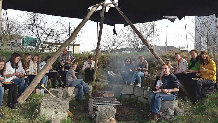 Stilvoll rund ums Feuer wurde gespeist. Foto: Michaela Philipp