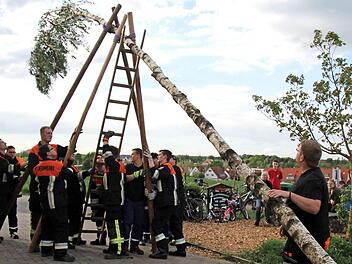 Die Jungfeuerwehrler wuchteten den Maibaum in die Höhe. Foto: Richard Sänger