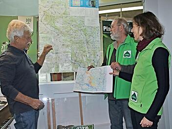 Anhand einer Karte verdeutlichten Otto Elsner (Mitte) und Birgit Binzenhöfer, die beiden neuen Gebietsbetreuer, ihr Einsatzgebiet.  Foto: Helmut Will