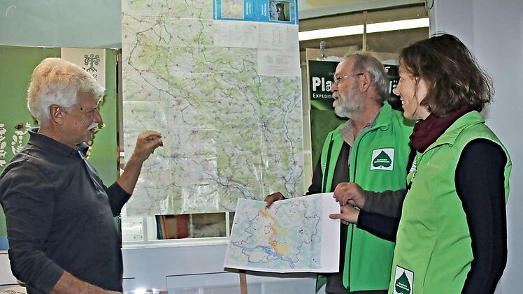 Anhand einer Karte verdeutlichten Otto Elsner (Mitte) und Birgit Binzenhöfer, die beiden neuen Gebietsbetreuer, ihr Einsatzgebiet.  Foto: Helmut Will