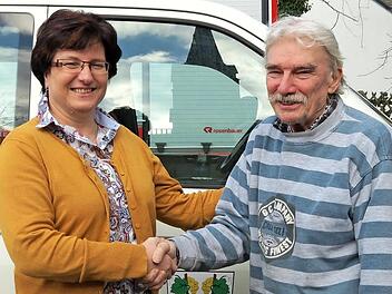 Bürgermeisterin Patricia Schießer dankt dem langjährigen Gemeindearbeiter Wolfgang Miller für seinen Einsatz.  Foto: Doris Bauer