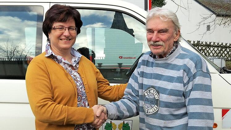Bürgermeisterin Patricia Schießer dankt dem langjährigen Gemeindearbeiter Wolfgang Miller für seinen Einsatz.  Foto: Doris Bauer