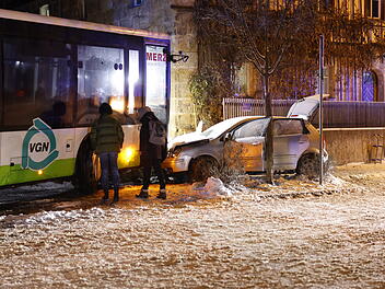 Unfall mit zwei Schulbussen und Kleinwagen auf schneeglatter Fahrbahn