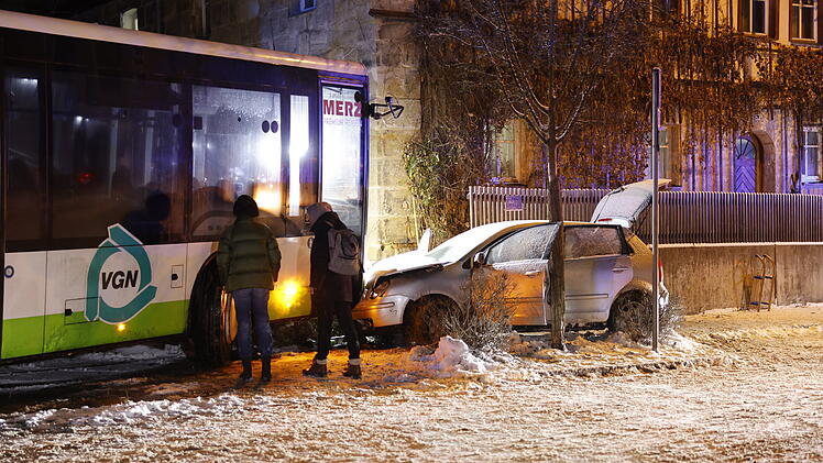Unfall mit zwei Schulbussen und Kleinwagen auf schneeglatter Fahrbahn