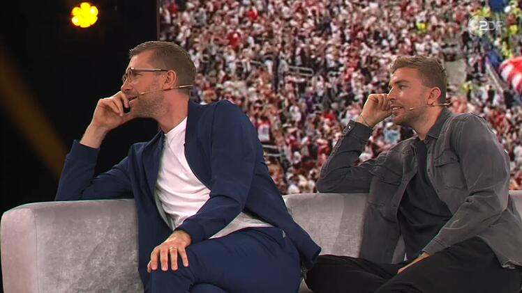 Per Mertesacker (links) und Chris Kramer lauschen gebannt.