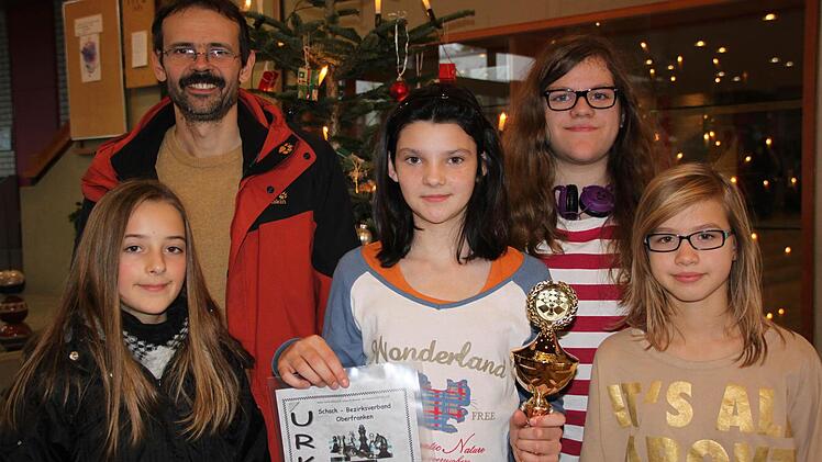Zum zweiten Mal in Folge Meisterinnen bei den Mädchen wurden (von links) Verena Kolb, Luise Birkner (beide 6a), Heidi Grüner (7d) und Lea Zerr (5c). Mit ihnen freut sich Schachbetreuer und Oberstudienrat Matthias Bergmann.