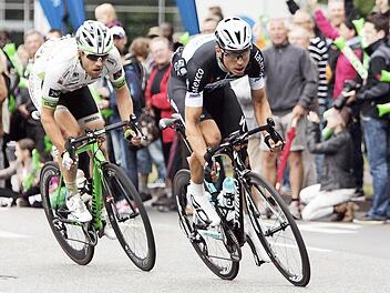 Der Altenkunstadter Grischa Janorschke vom Team Vorarlberg (links) und der Zeitfahrweltmeister Tony Martin (Team Omega Pharma Quickstep) führten das Rennen bis in die Schlussrunde an, ehe sie vom Feld noch eingeholt wurden.  Foto: Roth-Foto