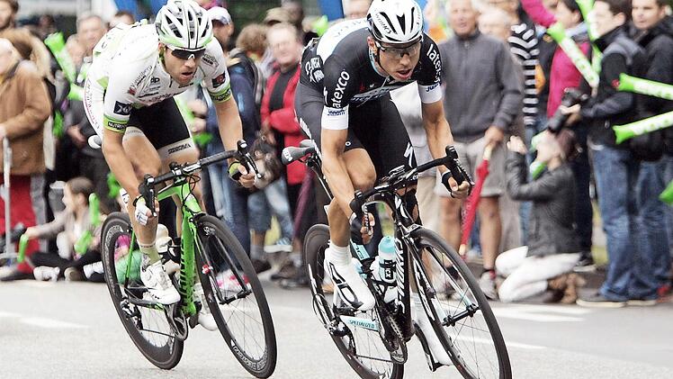 Der Altenkunstadter Grischa Janorschke vom Team Vorarlberg (links) und der Zeitfahrweltmeister Tony Martin (Team Omega Pharma Quickstep) führten das Rennen bis in die Schlussrunde an, ehe sie vom Feld noch eingeholt wurden.  Foto: Roth-Foto