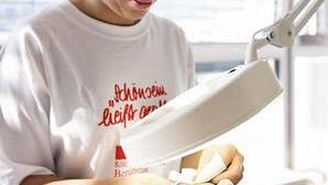 Der Lupe entgeht nichts: Damit kann die Kosmetikerin die Haut im Gesicht genau untersuchen.